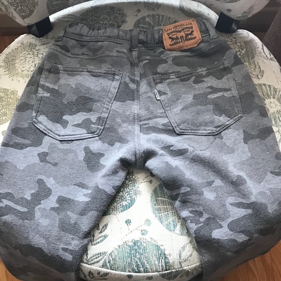 Levi’s Grey Camo Knit Jogger - youth large (12-13 years) - Picture 3 of 7
